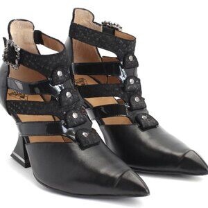 Fluevog ESOTERIC TEMPTATIONS ROS STRAPPY SHOE W/ SKULLS, size 9.5, black.